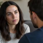 Elle me regarde fixement sans sourire : que signifie ce regard ?