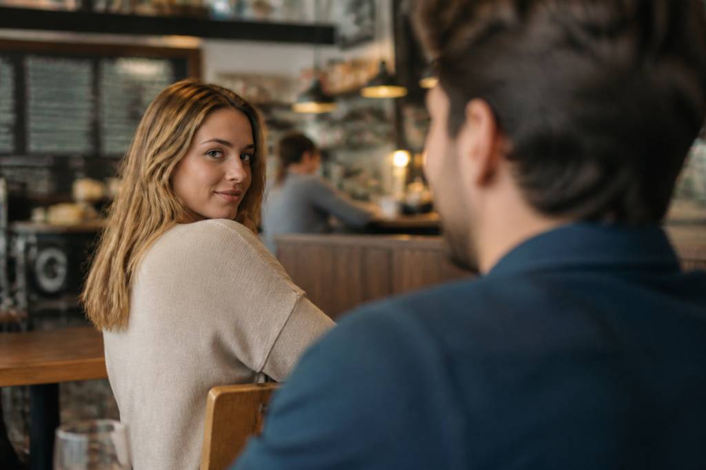 Pourquoi elle me regarde discrètement : les signes à observer et comment réagir