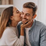 Gros bisous signification : que veut dire ce geste affectueux ?