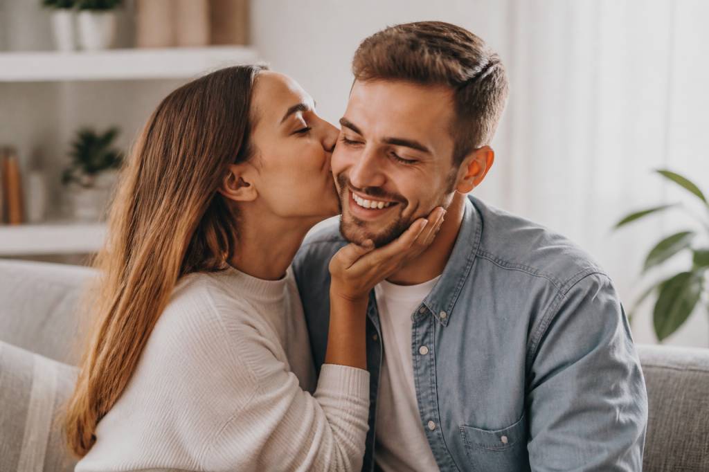 Gros bisous signification : que veut dire ce geste affectueux ?