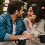 Les gestes qui trahissent une femme amoureuse