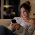 3 signes qu'une femme vous veut par SMS
