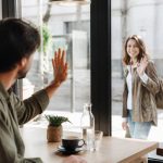 Quand un homme dit coucou à une femme : que signifie ce message ?