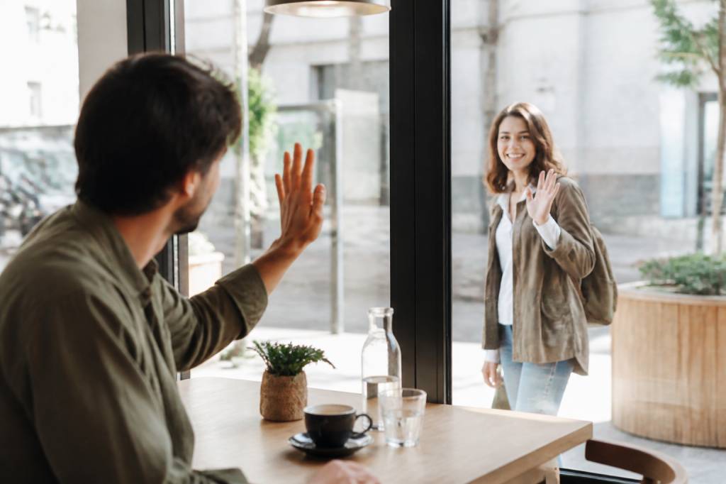 Quand un homme dit coucou à une femme : que signifie ce message ?