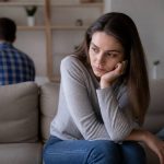 Au bout de combien de temps une femme regrette : comprendre les signes et les raisons du regret amoureux