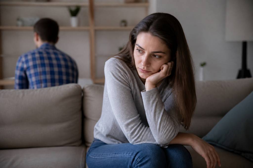 Au bout de combien de temps une femme regrette : comprendre les signes et les raisons du regret amoureux