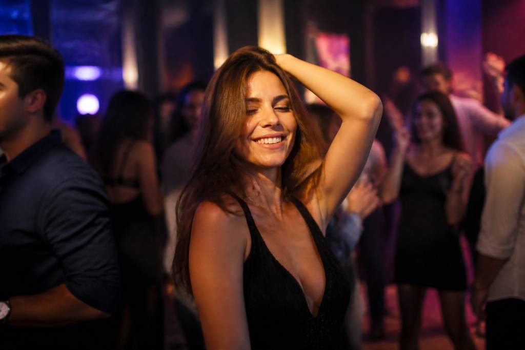 Aller en boite seule : conseils pour faire des rencontres et profiter de sa soirée