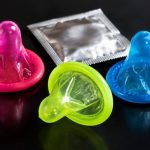 Capote fluo : comment choisir et utiliser un préservatif fluorescent veilig et original