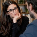 Sapiosexuelle femme : comprendre l’attirance pour l’intelligence et la connexion mentale