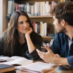Sapiosexuel : définition et signes pour reconnaître une attirance intellectuelle