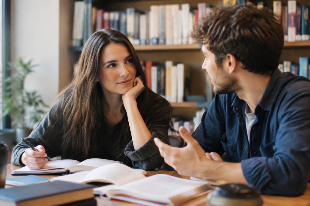 Sapiosexuel : définition et signes pour reconnaître une attirance intellectuelle