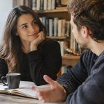 Sapiosexuel femme : comment reconnaître une attirance pour l’intelligence ?
