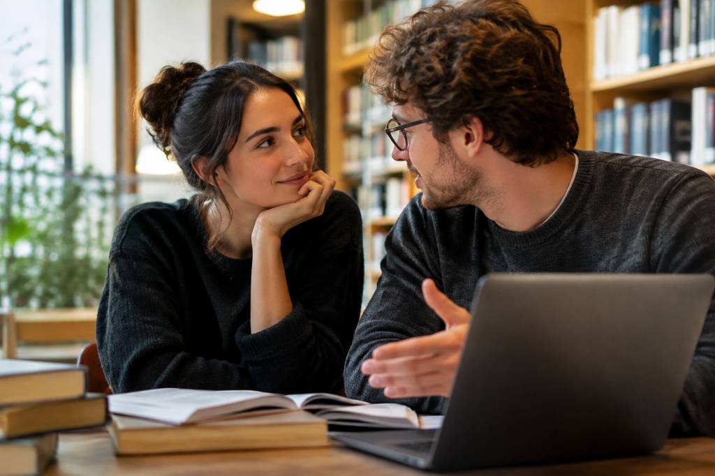 Sapiosexualité définition : comprendre l’attirance pour l’intelligence